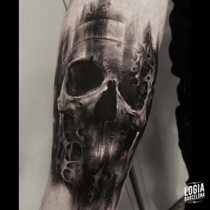 tatuaje_blackwork_calavera_brazo_logiabarcelona_pedro_monteiro